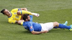 védský útoník Zlatan Ibrahimovic (vlevo) a italský stoper Andrea Barzagli po...
