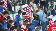 OBČANSKÁ VÁLKA Chorvatší fanoušci se rvou na tribuně mezi sebou, kvůli nim byl...