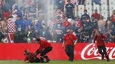 Chorvattí fanouci bhem utkání mistrovství Evropy proti esku zasypali hit...