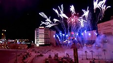 V Las Vegas poslali k zemi hotel Riviera, ale p�edtím je�t� odpálili oh�ostroj....