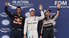 TROJICE NEJLEPÍCH. Nico Rosberg (uprosted) ovládl kvalifikaci na Velkou cenu...