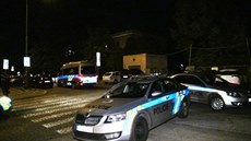 Mu� vylezl na st�echu Autonomního sociálního centra Kliniky v Jeseniov� ulici a...