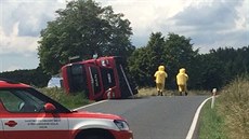 Mezi �eským Brodem a Kounicemi se p�evrátila cisterna se zem�d�lským hnojivem...
