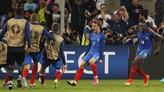 OSLAVA I S NÁHRADNÍKY. Francouzská radost po rozhodujícím gólu proti Albánii...
