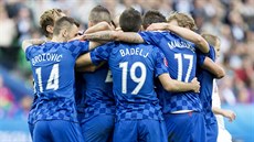 MODRÁ RADOST. Chorvattí fotbalisté oslavují gól, který dali ve 37. minut.
