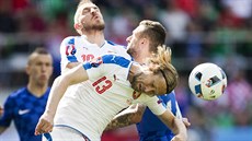 HLAVI�KA. �eský zálo�ník Jaroslav Pla�il odehrává mí� hlavou v utkání...