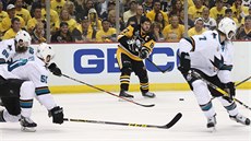 Sidney Crosby bez helmy u puku, obrana San Jose v nevy��í pohotovosti.