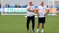 ZADUMANÍ. Francouzský trenér Didier Deschamps (vpravo) a jeho asistent Guy...