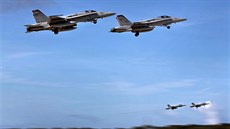 Hornety F/A 18C během cvičení na ostrově Guam