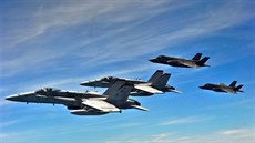 Hornety F/A 18C a F-35B Lightning II  námořní pěchoty USA u severozápadního...