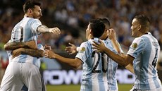 Lionel Messi (vlevo) se raduje se svými argentinskými spoluhráči z jednoho ze...