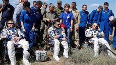 Trojice astronaut z ISS, zleva Brit Timothy Peake, Rus Jurij Malenenko a...