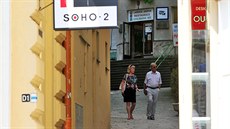 Ústí uli�ky vedoucí ke spodní stanici lanovky na Dianu v Karlových Varech mezi...