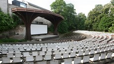 Pohled do zchátralého areálu olomouckého letního kina v kvtnu 2016. Areál...