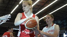 Basketbalová reprezentantka Klára Vojtíková (vlevo) v souboji s lenkou...