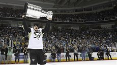 Pittsburský kapitán Sidney Crosby zvedá nad hlavu Stanley Cup.