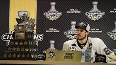 Pittsburský kapitán Sidney Crosby s cenou pro nejuitenjího hráe boj o...