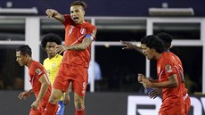 Peruánští fotbalisté se radují z gólu proti Brazílii.