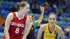 eská juniorská basketbalistka Lenka oukalová (vlevo) v duelu s Rumunskem.