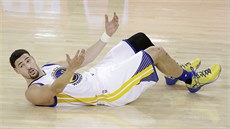 Klay Thompson z Golden State se diví, e na nj nebyl odpískán faul.