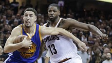 Klay Thompson (11) z Golden State uniká svému jmenovci Tristanu Thompsonovi...