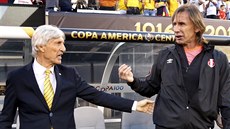 Jose Pekerman (vlevo), trénující Kolumbii, a Ricardo Gareca, kou Peru, se...