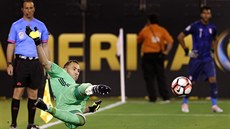 Kolumbijský brankář David Ospina vyráží v utkání s Peru penaltu.