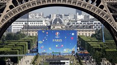 FOTBALOVÉ SRDCE PA�Í�E. Fanou�kovská zóna pod Eiffelovou v�í je nesmírn�...