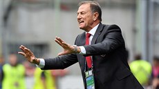 MUSÍTE TO HRÁT TAKHLE! Albánský kouč Gianni De Biasi v utkání proti Švýcarsku