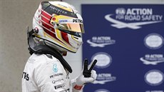 Všeříkající gesto Lewise Hamiltona po vítězné kvalifikaci na Velkou cenu Kanady.