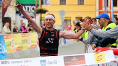 Radující se triatlonista Jan Kubíek