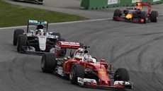 Sebastian Vettel (vpedu) ve Velké cen Kanady, za ním je Lewis Hamilton.