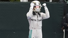 Lewis Hamilton slaví triumf ve Velké ceně Kanady.