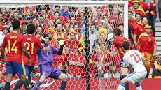 KLÍ�OVÁ SITUACE. David Lafata je o krok pozadu za Piquém (vpravo v �erveném),...