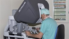 Gynekologové v Hradci Králové zaali operovat s lékaským robotem da Vinci,...