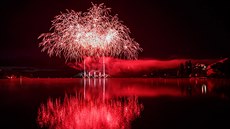 Ohňostroje nad brněnskou přehradou tradičně lákají desítky tisíc diváků.