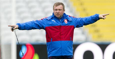 Trenér Pavel Vrba diriguje eské fotbalisty pi tréninku na zápas s Tureckem.