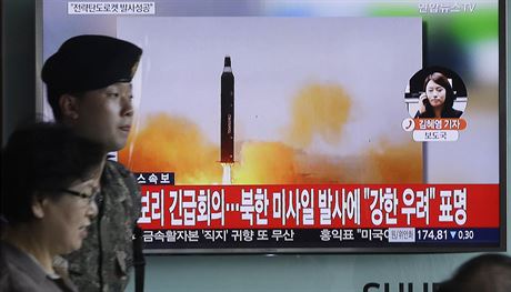 Lidé v Soulu sledují jeden z pedchozích start severokorejské balistické rakety (ilustraní foto).