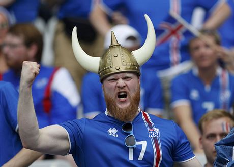 VIKING V HLEDITI. Fanouek Islandu ped posledním utkáním základní skupiny...