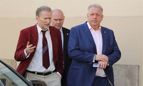 Ministr vnitra Milan Chovanec (vpravo) pichází na jednání snmovního...