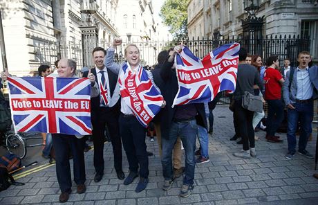 Píznivci brexitu oslavují na londýnské Downing Street ped sídlem britského...