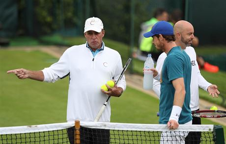 Andy Murray poslouchá rady Ivana Lendla na tréninku ped startem Wimbledonu.