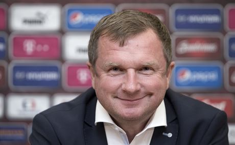 Trenr fotbalov reprezentace Pavel Vrba na tiskov konferenci.