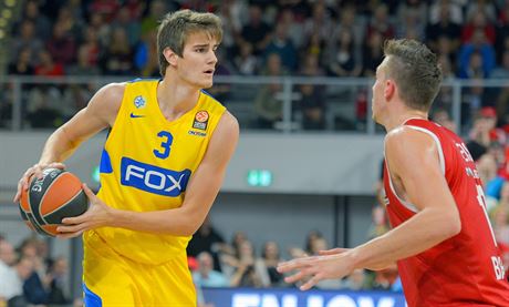 Dragan Bender ve lutém dresu Maccabi Tel Aviv se pokouí prosadit pes Daniela...