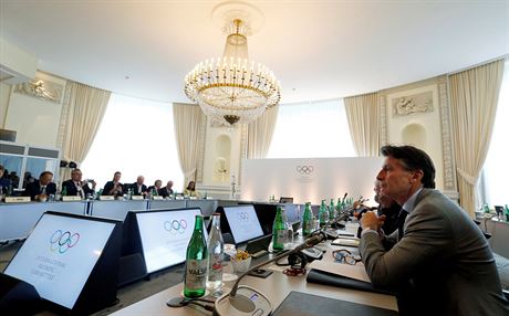 Prezident Mezinárodní atletické federace IAAF Sebastian Coe (vpravo) na jednání...