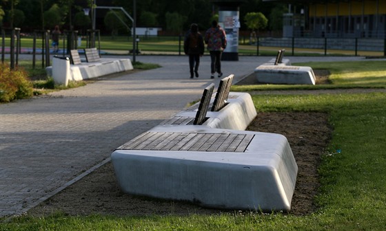 Kontroverzní lavičky na chebském levém břehu Ohře, ve Sportovně rekreačním...