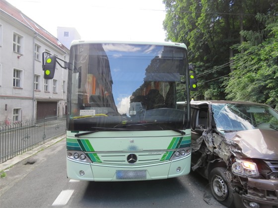 idi naboural do stojícího autobusu.