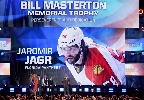 DALÍ TROFEJ. eský útoník Jaromír Jágr získal Masterton Trophy za oddanost...