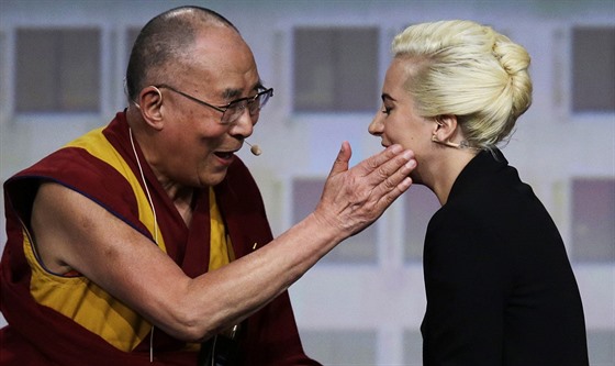 Zpěvačka Lady Gaga se setkala s dalajlámou. Tím naštvala některé své čínské...