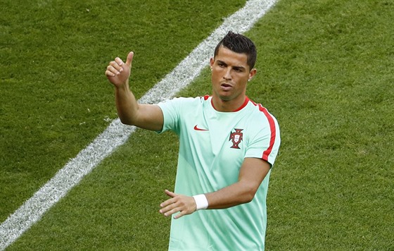 Cristiano Ronaldo pi rozcvice ped posledním zápasem základní skupiny...